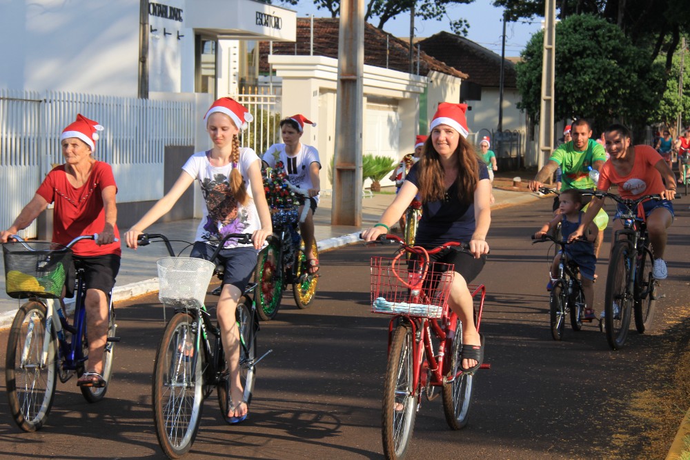 Sábado, dia 10: 20° Passeio Ciclístico realizado pela Secretaria de Esportes com sorteio de cestas natalinas e bicicletas:
