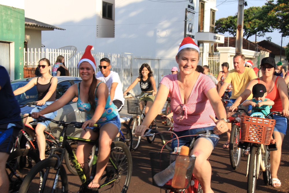 Sábado, dia 10: 20° Passeio Ciclístico realizado pela Secretaria de Esportes com sorteio de cestas natalinas e bicicletas: