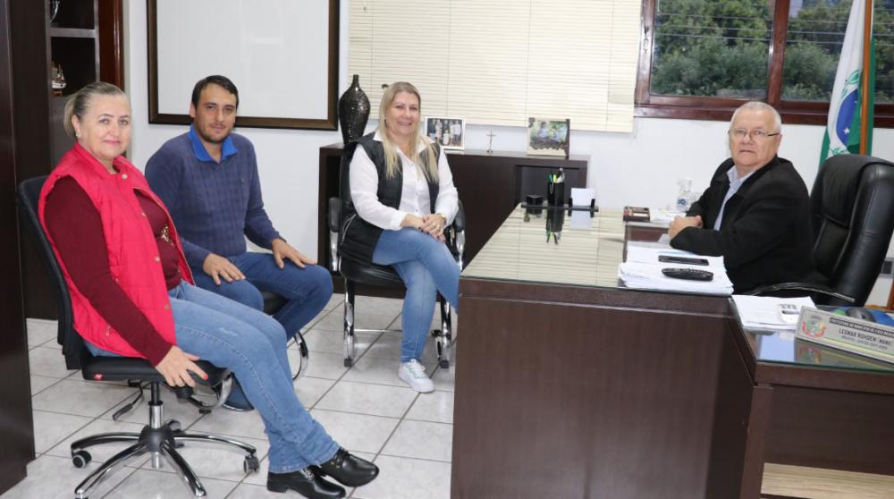 Prefeito Mano, vice John, secretária de Educação e Cultura, Cristiane Bonatto e assessora de Secretaria, Loreni Soerensen, responsáveis pelos atrativos