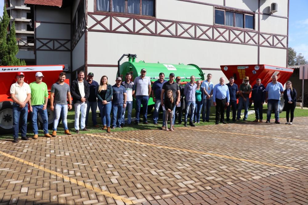 Lideranças e produtores comemoram a entrega dos mais de R$ 250 mil em equipamentos (Créditos: Janaíne Prigol)