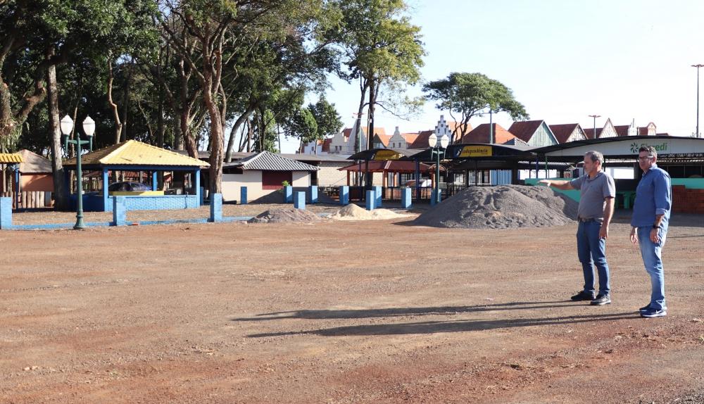 Presidente da PROEM, Cláudio Kohler, e o secretário de Cultura, Junior Niszczak, no local onde será instalado a Copa Germânica, no parque de exposições