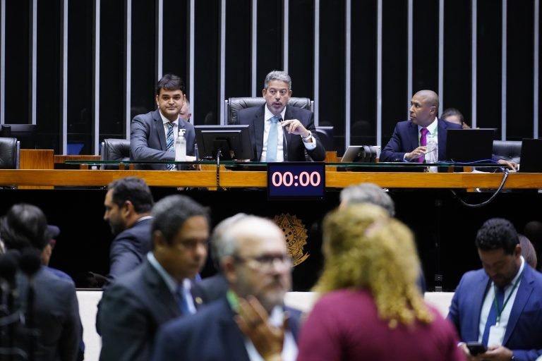 Arthur Lira (C) comanda a sessão do Plenário - (Foto: Pablo Valadares/ Câmara do Deputados)