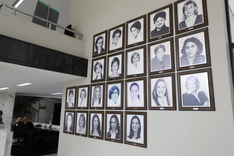 Galeria das deputadas está situada no hall de entrada do Prédio Administrativo da Casa. / Créditos: Orlando Kissner/Alep
