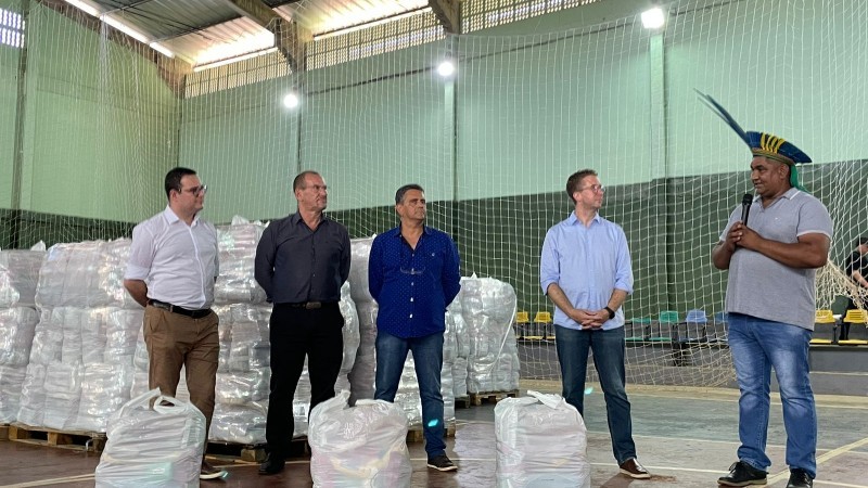 A entrega simbólica das cestas ocorreu no Centro Esportivo Municipal Miraguaí -Foto: Felipe Minor/Ascom SAS