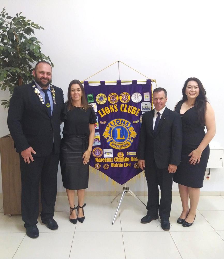 O presidente do clube, Scharles Abegg e a presidente das Domadoras, Dione Weber apresentaram o casal Ricardo Biesdorf e Marciane Marise Koch Biesdorf.