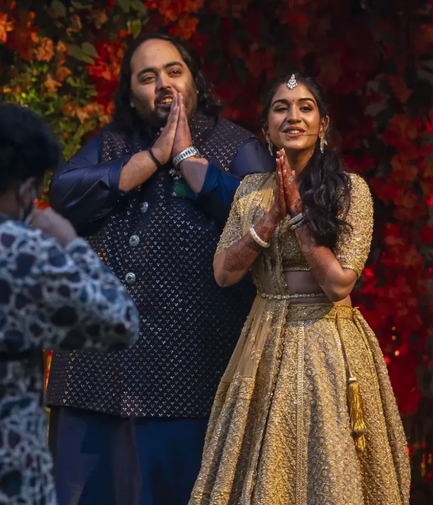 Radhika Merchant e Anant Ambani durante noivado / Anshuman Poyrekar/Hindustan Times via Getty Images