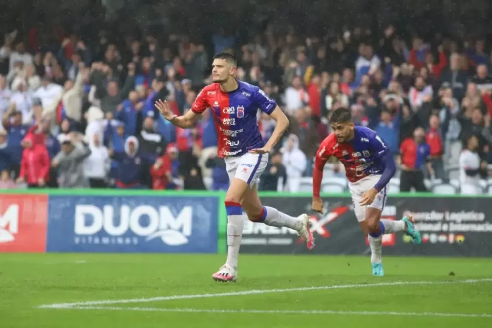 Lucão comemora gol em Paraná Clube x Patriotas no Couto Pereira (Crédito: Rui Santos)