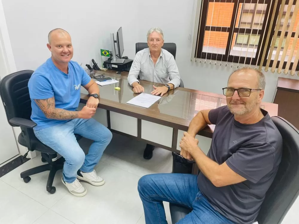 residente Valdir Sachser com o diretor-geral, Cleiton Petry, e o diretor de recursos humanos, Airton Kraemer CRÉDITO: Cristiano Viteck