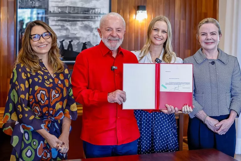 O presidente Lula ao lado de Verônica, da primeira-dama, Janja, e de Gleisi Hoffmann, que na segunda assume a Secretaria de Relações Institucionais. Foto: Ricardo Stuckert / PR